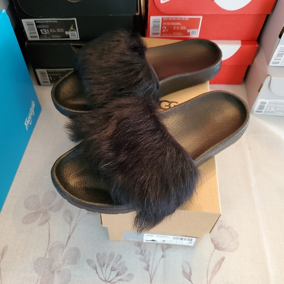 SOLD UGG Black Royal Fur Slides Women's Size 7 Brand New. - Picture 1 of 8